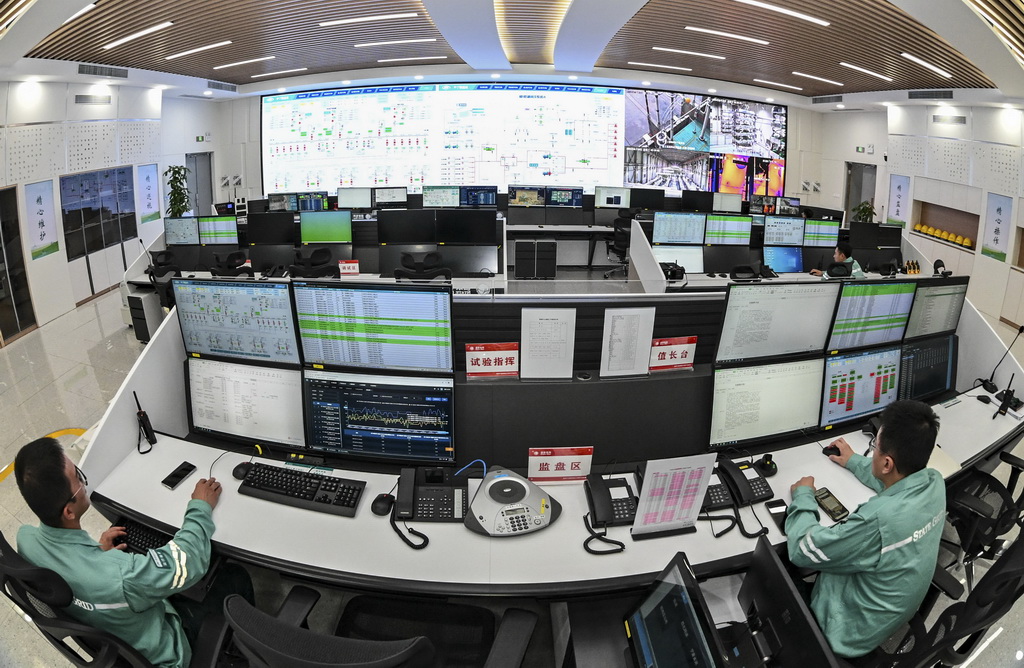 8月20日，在“寧電入湘”工程寧夏中衛市中寧換流站內，檢修人員在主控室監控設備運行情況。