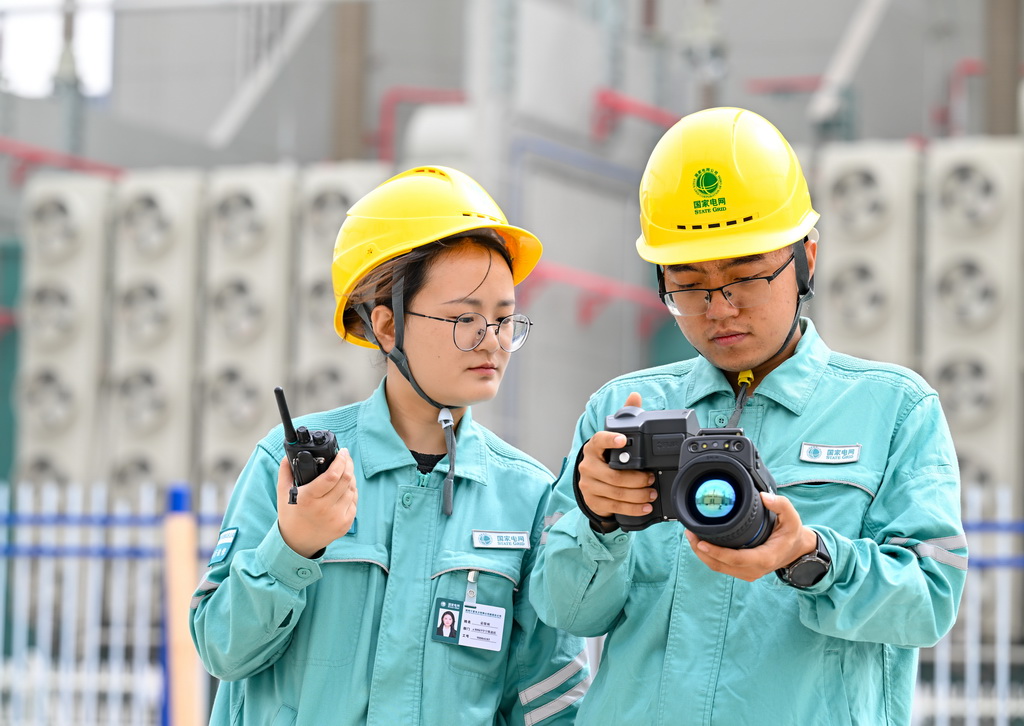 8月20日，在“寧電入湘”工程寧夏中衛市中寧換流站內，檢修人員通過測溫儀對已投運的線路進行紅外測溫。