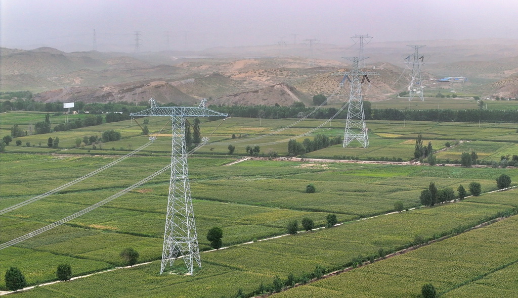 這是8月20日拍攝的“寧電入湘”工程直流輸電線路（無人機照片）。