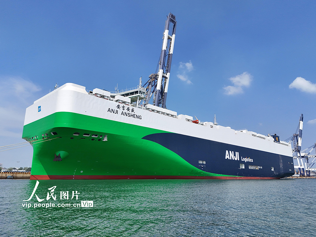 山東煙臺：全球最大9500車位汽車運輸船抵港裝車