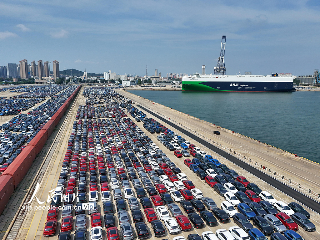 山東煙臺:全球最大9500車位汽車運輸船抵港裝車【4】