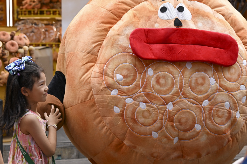 8月21日，一名小朋友在烏魯木齊大巴扎步行街游玩。