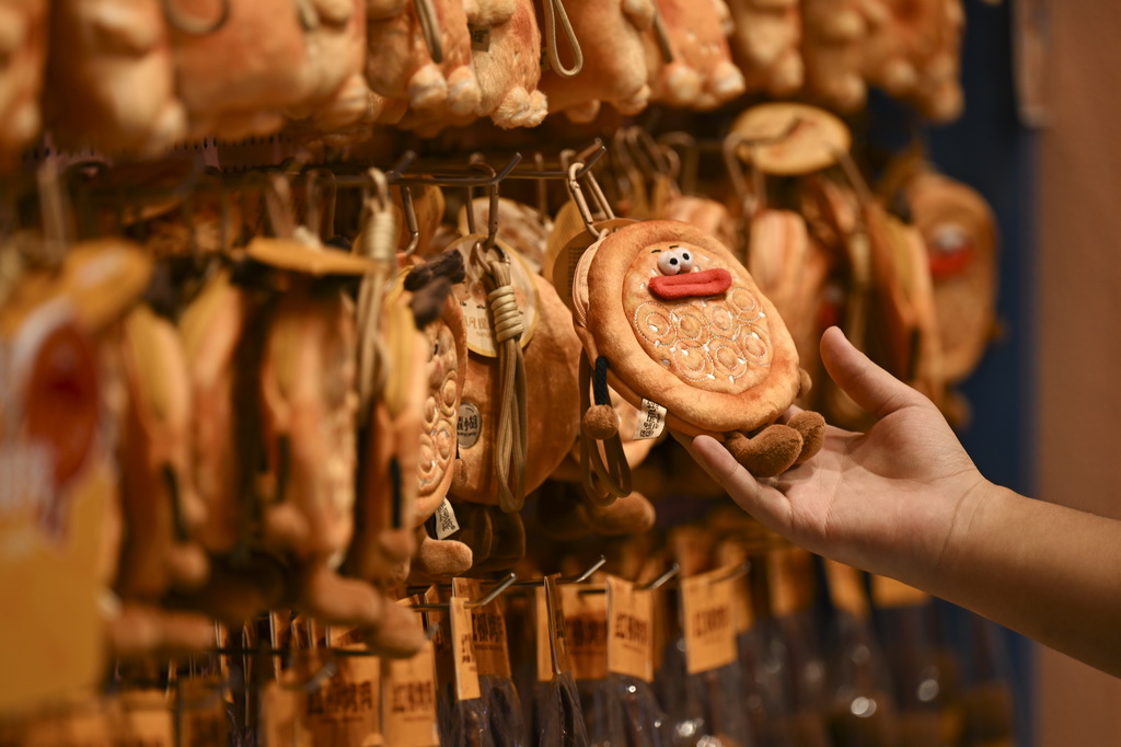 8月21日，游客在烏魯木齊大巴扎步行街選購文創產品。