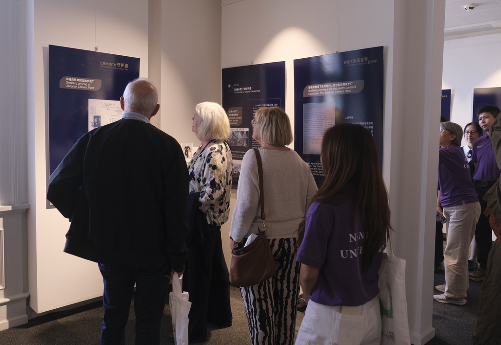 8月21日，在丹麥首都哥本哈根，中丹民眾參觀“我的朋友——辛德貝格”展覽。