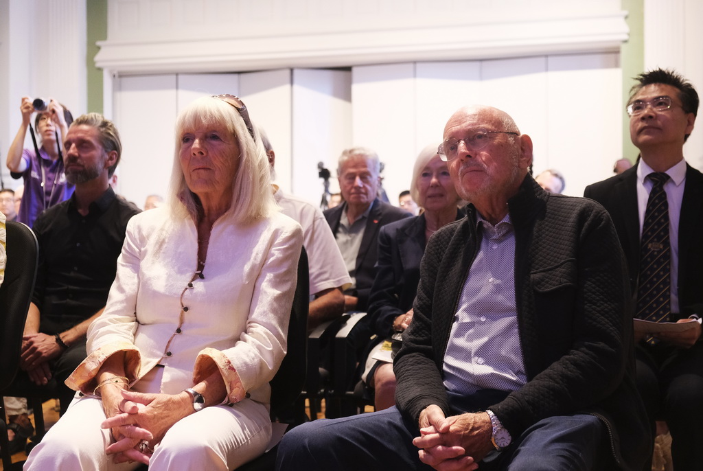 8月21日，在丹麥首都哥本哈根，辛德貝格基金會主席、辛德貝格的外甥女瑪麗安·安德森（前左）和辛德貝格同父異母的弟弟奧勒·辛德貝格（前右）參加展覽開幕式。