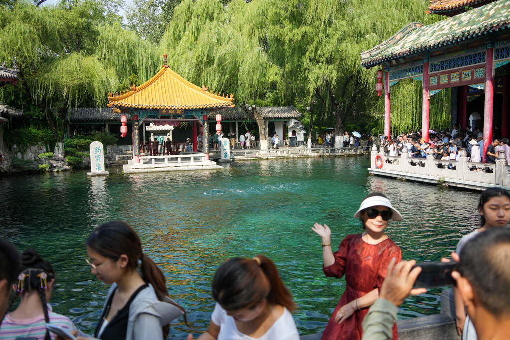 8月22日，人們在濟南趵突泉觀賞泉水。