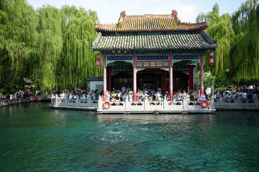 8月22日，人們在濟南趵突泉觀賞泉水。