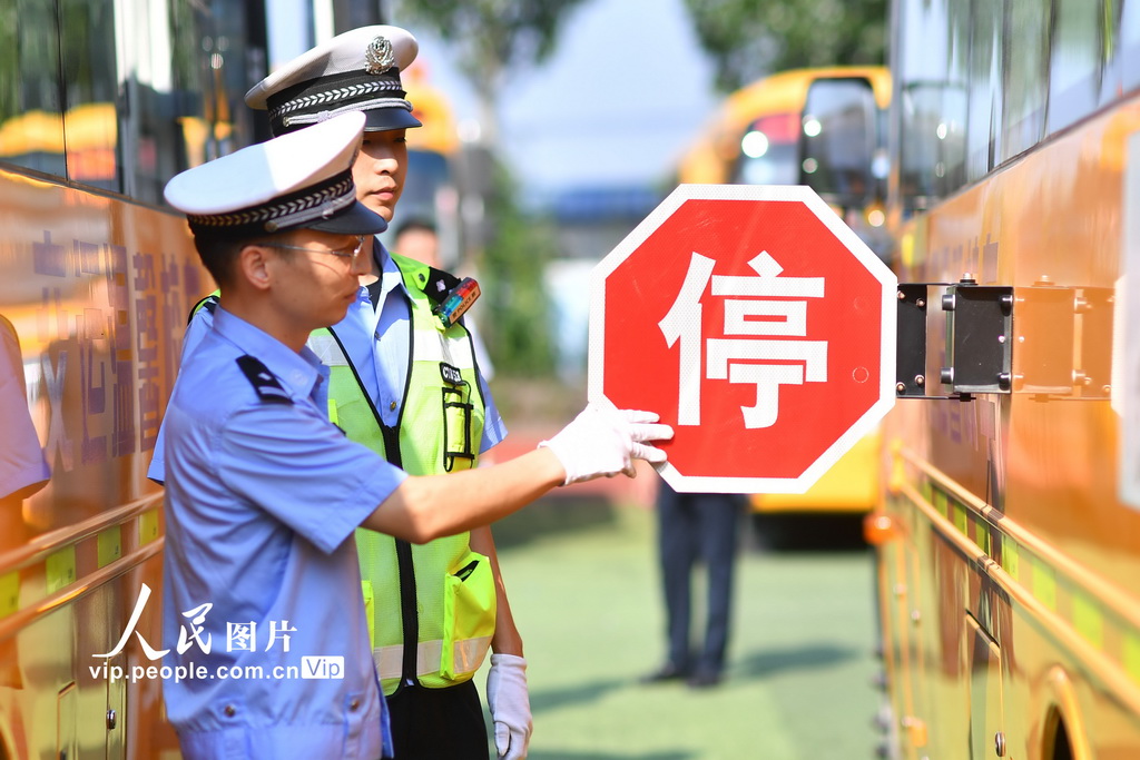 2025年8月22日，在山東省青島市城陽區上馬街道教育服務中心，交管中隊民警在對校車開展安全專項檢查。