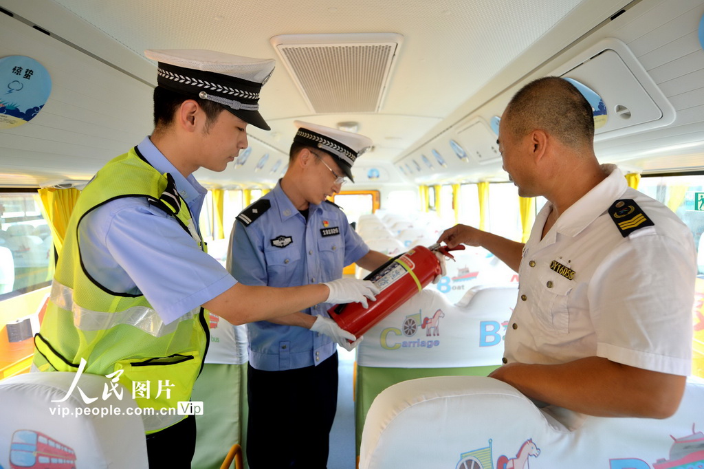 2025年8月22日，在山東省青島市城陽區上馬街道教育服務中心，交管中隊民警在檢查車內設置的滅火器。