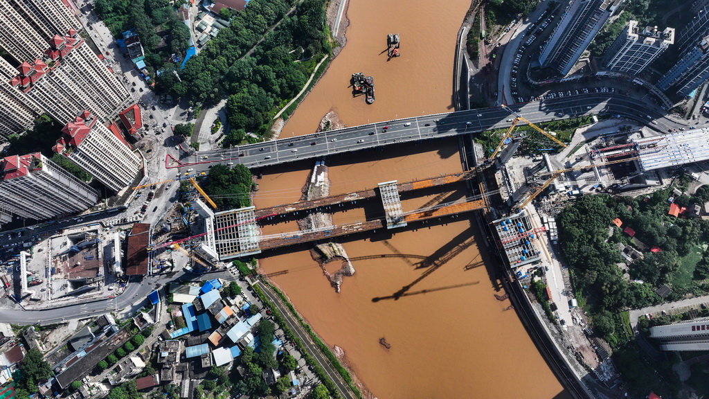 這是建設中的欽州市子材大橋（8月24日攝，無人機照片）。