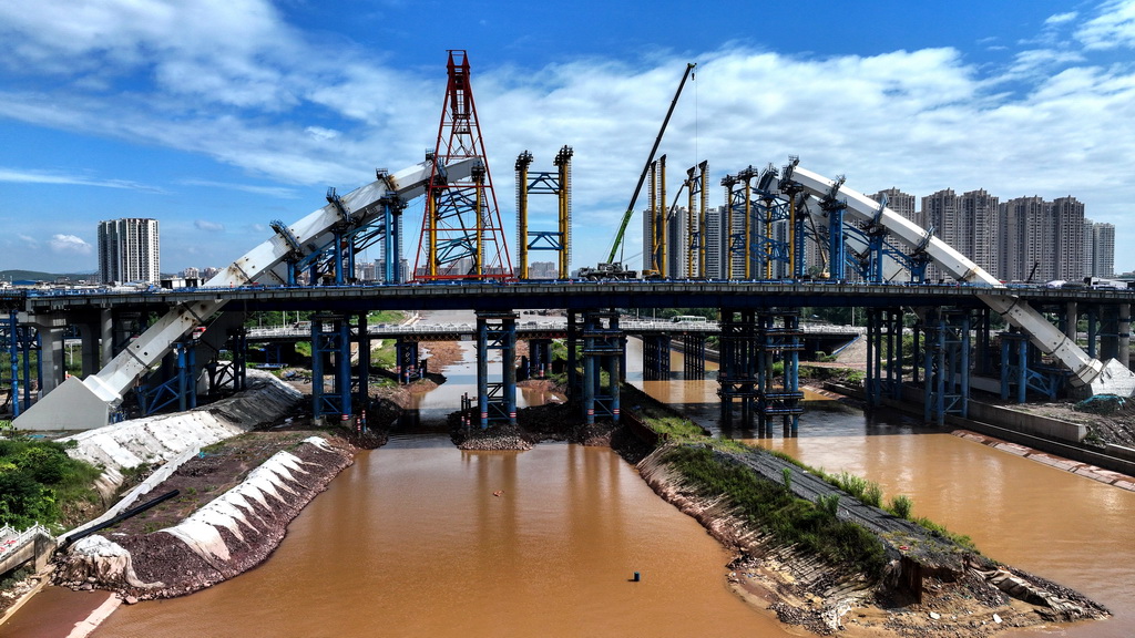 這是建設中的欽州二橋（8月24日攝，無人機照片）。