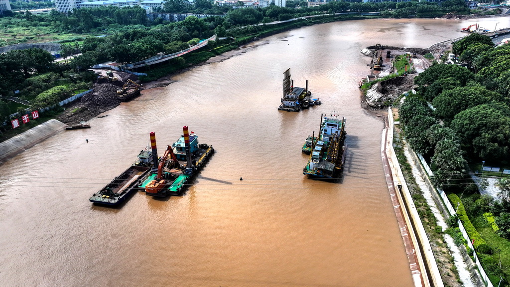 施工隊在疏浚平陸運河航道（8月24日攝，無人機照片）。