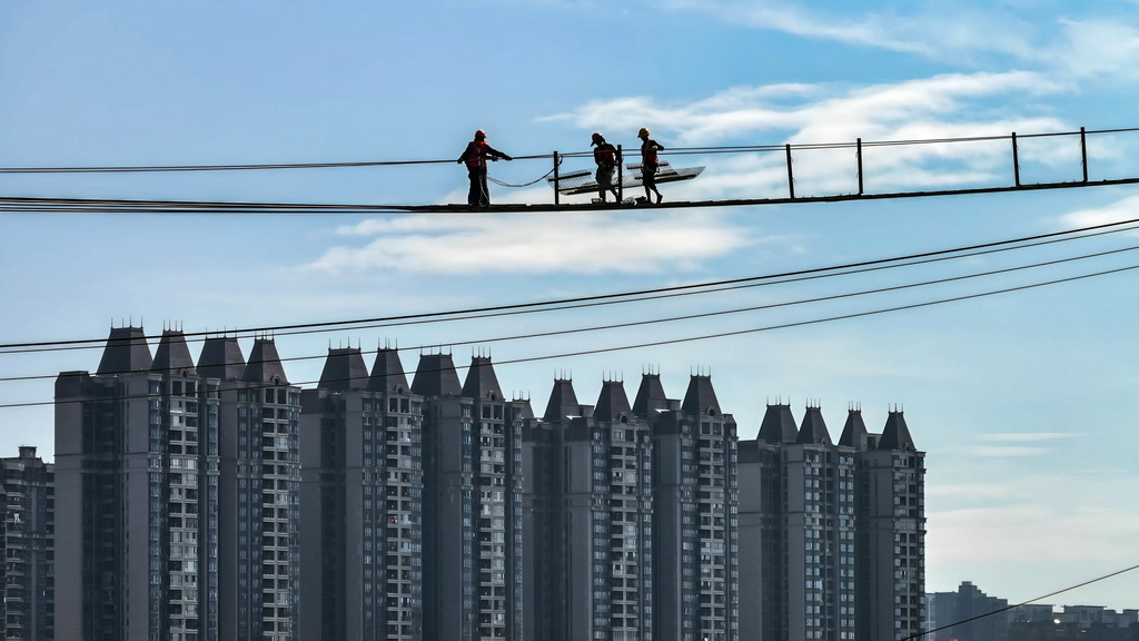 施工人員在建設中的欽州市子材大橋施工（8月24日攝，無人機照片）。