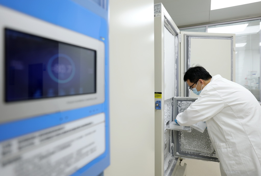 8月18日，科研人員在北京麋鹿苑內的麋鹿國家保護研究中心內工作。