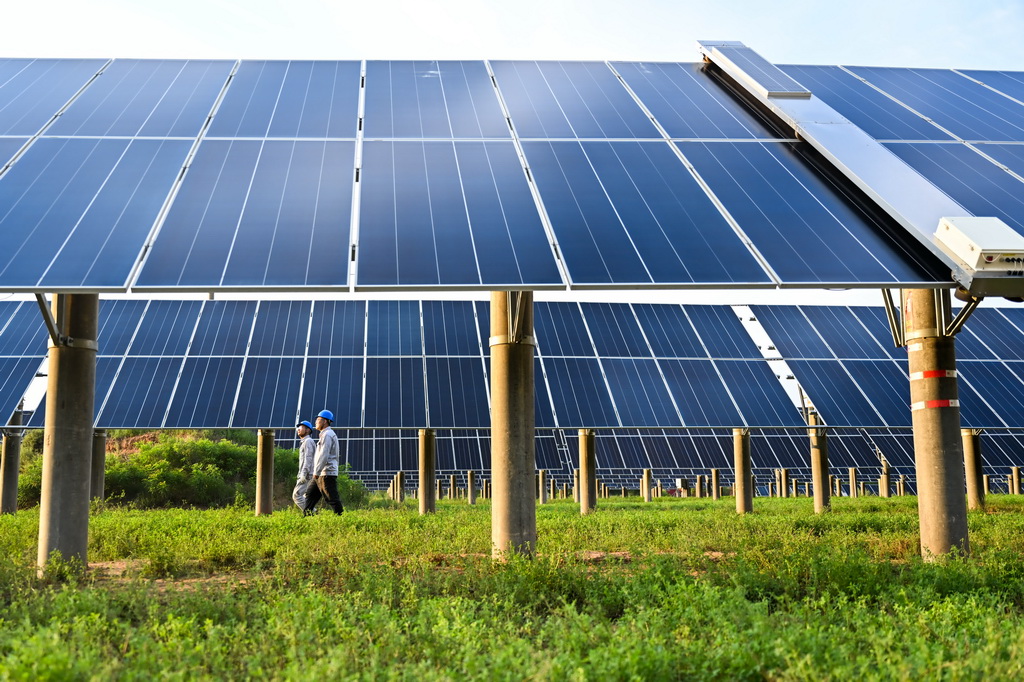 工人在天驕綠能50萬千瓦采煤沉陷區生態治理光伏發電示范項目區巡查光伏板（7月30日攝）。