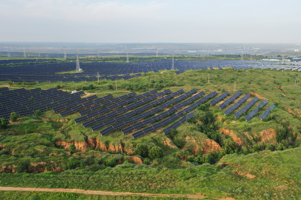 這是7月30日拍攝的天驕綠能50萬千瓦采煤沉陷區生態治理光伏發電示范項目區（無人機照片）。