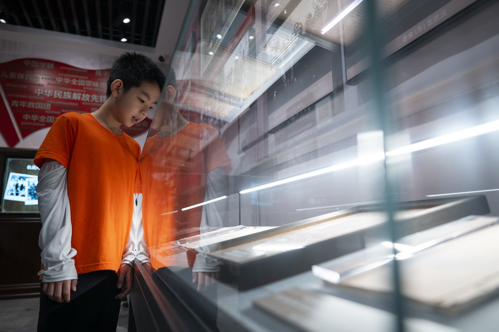 8月25日，觀眾在展廳參觀。