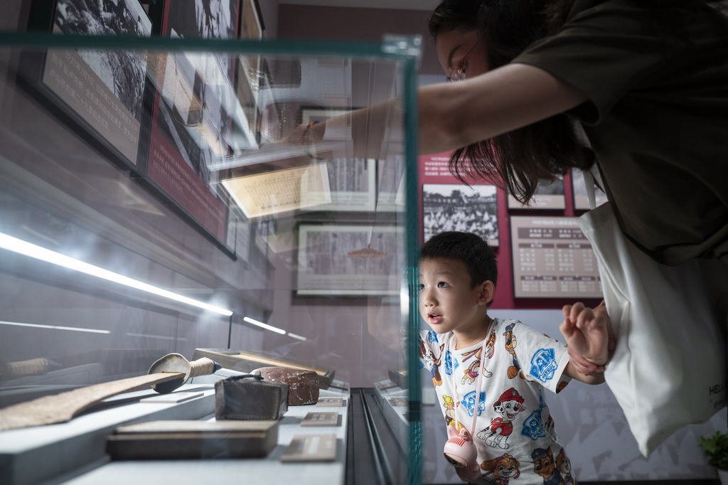 8月25日，觀眾在展廳參觀。