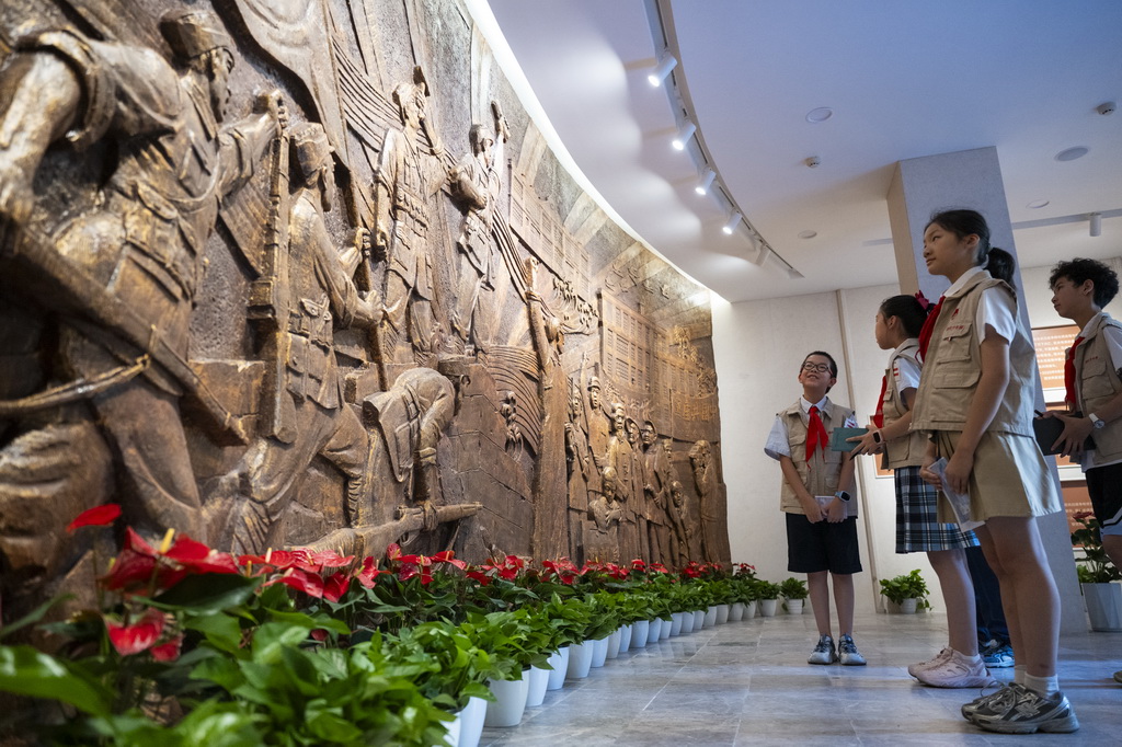 8月25日，觀眾在展廳參觀。