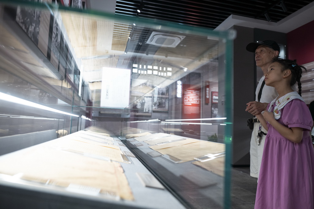 8月25日，觀眾在展廳參觀。