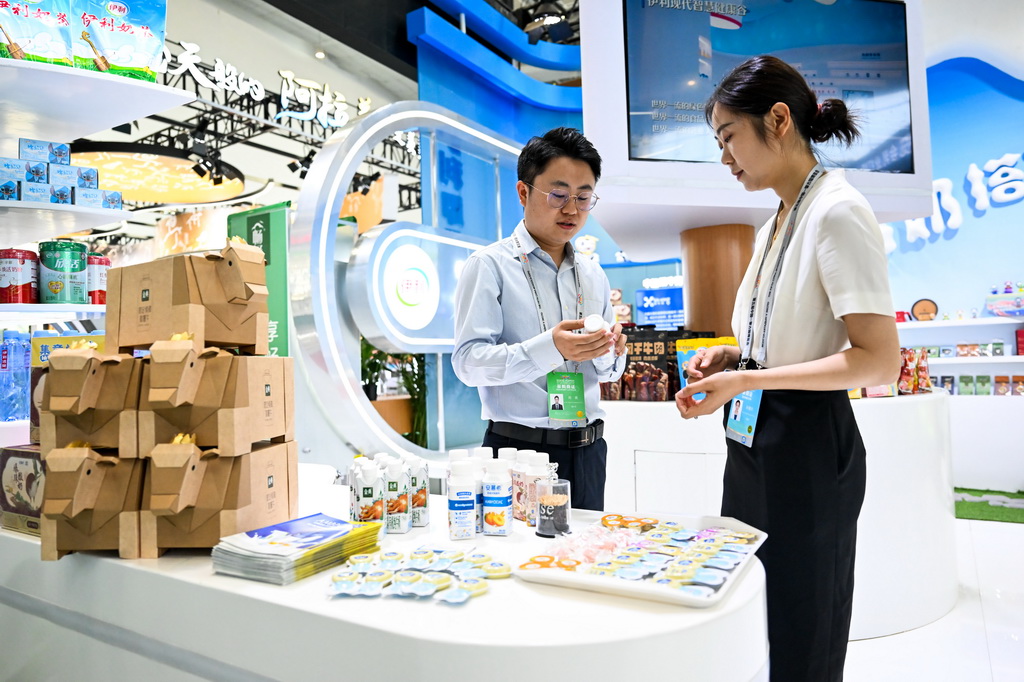 8月25日，參會人員在第五屆中國—蒙古國博覽會上參觀。