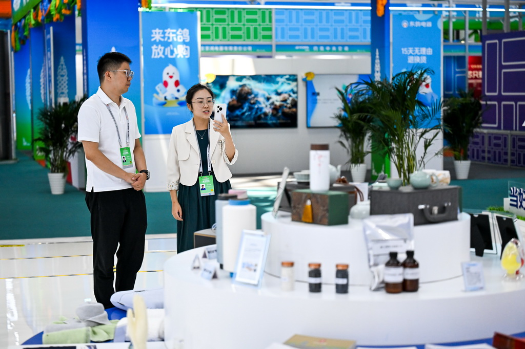 8月25日，參會人員在第五屆中國—蒙古國博覽會上參觀。