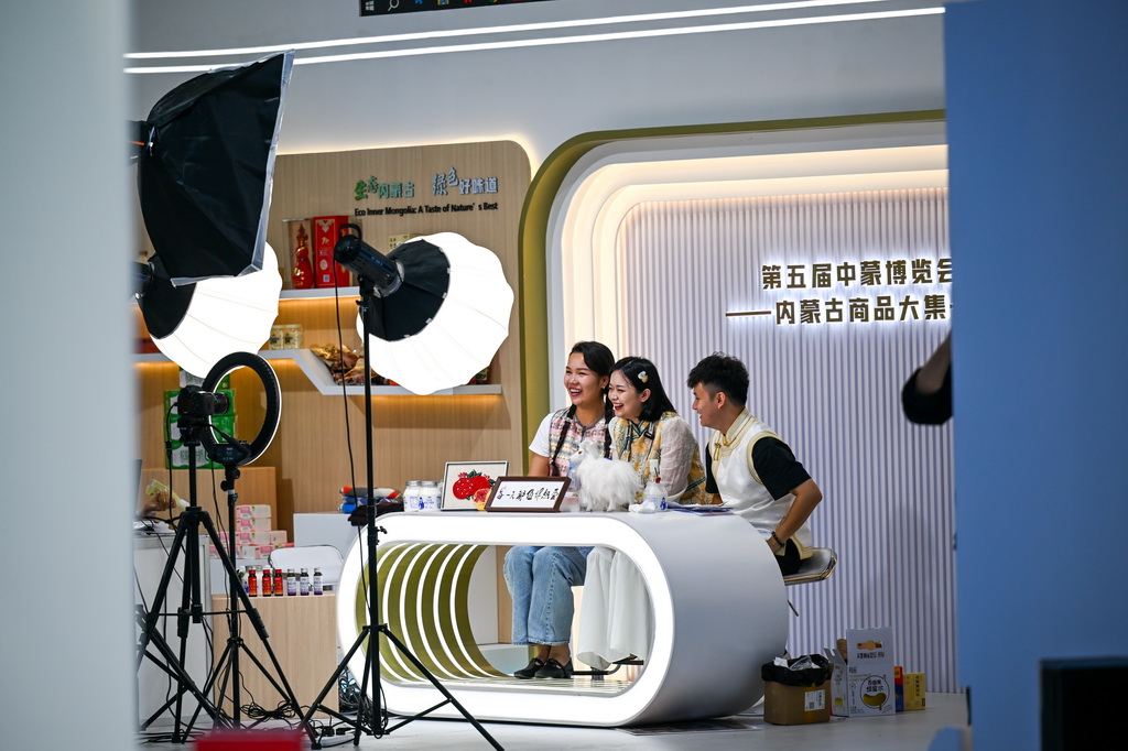 8月25日，參會人員在第五屆中國—蒙古國博覽會上直播帶貨。