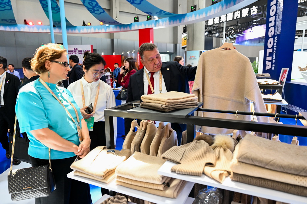 8月25日，參會人員在第五屆中國—蒙古國博覽會上參觀。