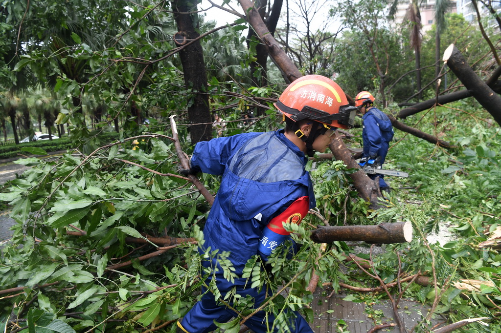 8月25日，在海南省三亞市鳳凰路，三亞市消防救援支隊救援人員進行清障作業。