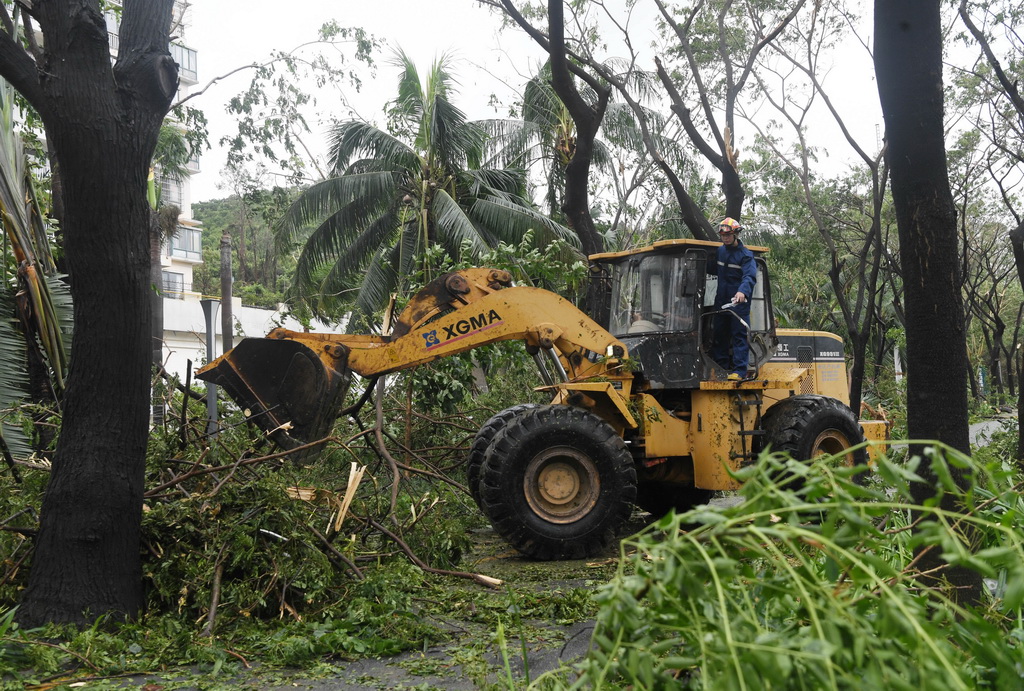 8月25日，在海南省三亞市鳳凰路，三亞市消防救援支隊救援人員進行清障作業。