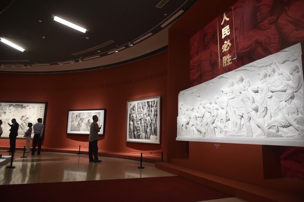 8月25日，參觀者在中國美術館觀看展出作品。新華社記者 魯鵬 攝