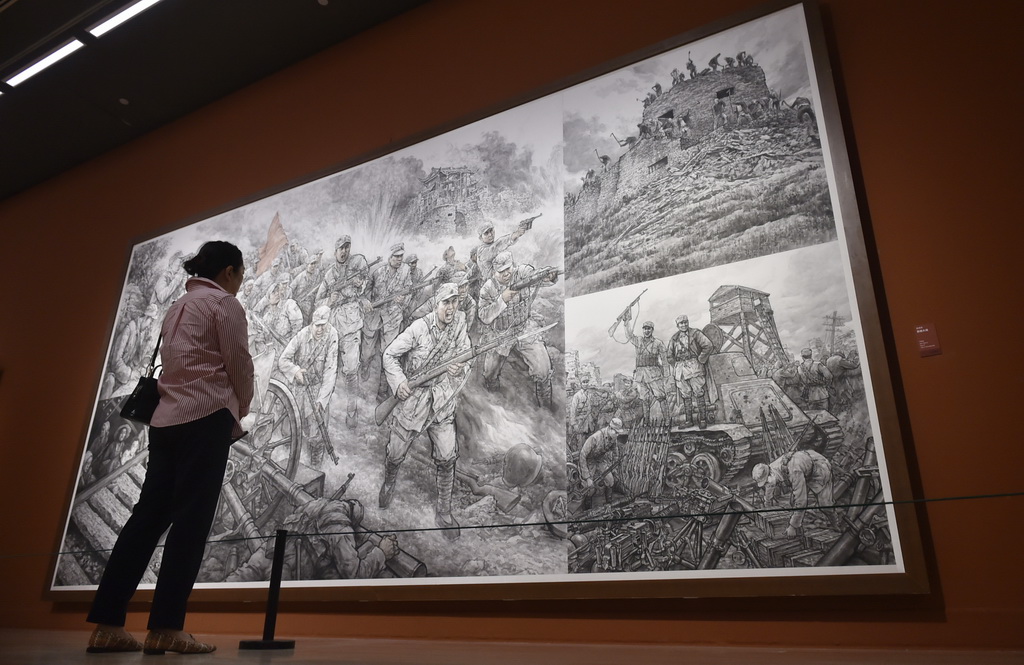8月25日，參觀者在中國美術館觀看展出作品《百團大戰》。新華社記者 魯鵬 攝