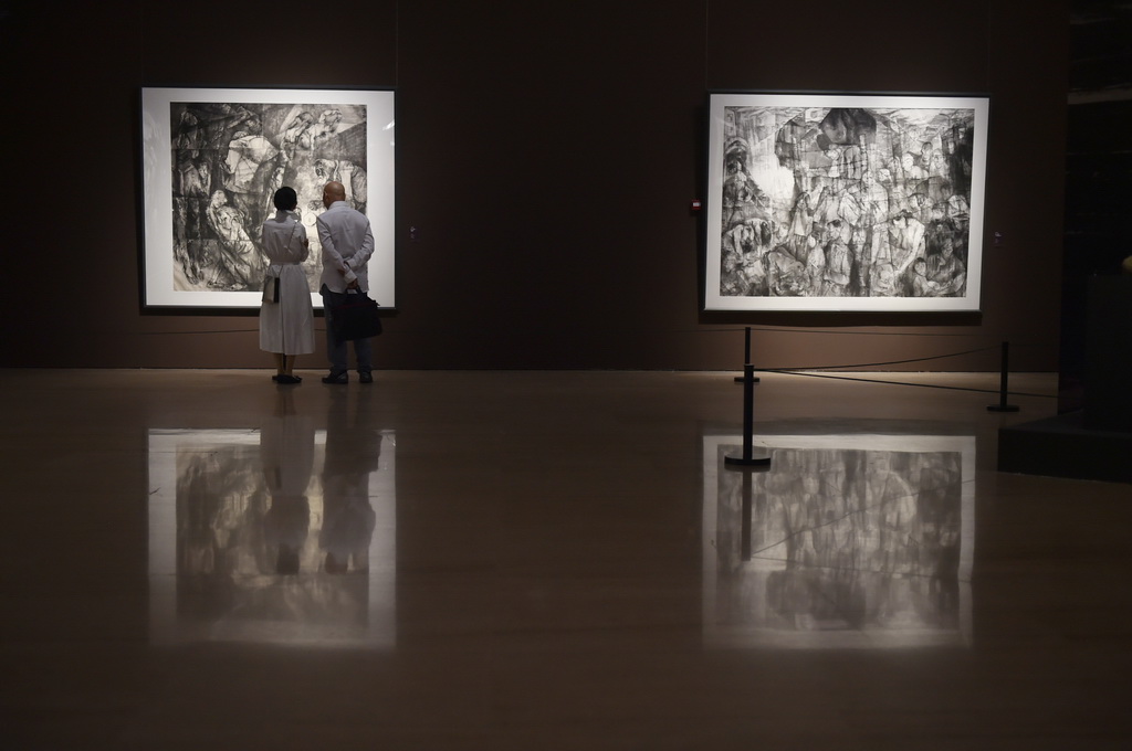 8月25日，參觀者在中國美術館觀看展出作品。新華社記者 魯鵬 攝