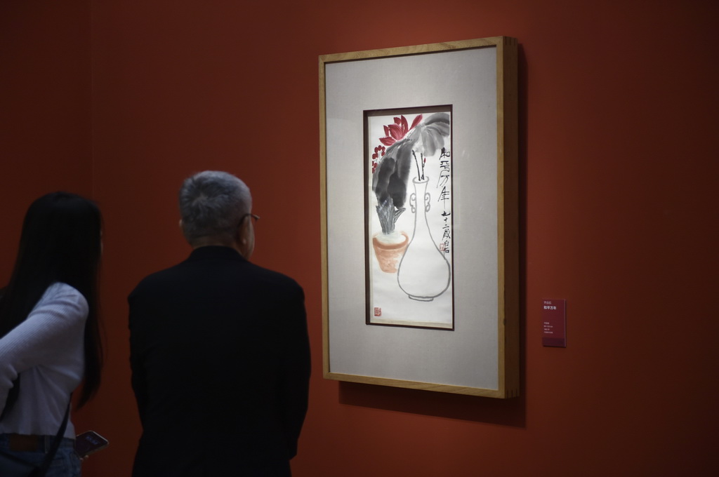 8月25日，觀眾在中國美術館觀看齊白石創作的《和平萬年》。新華社記者 魯鵬 攝