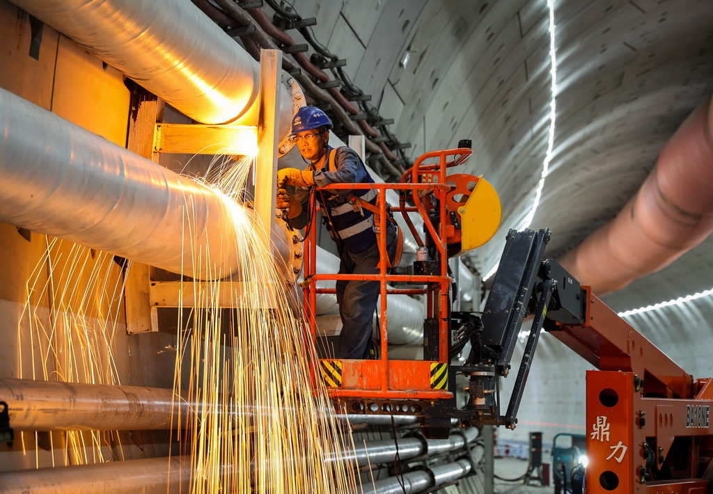 8月25日，施工人員在廣南聯絡線西塱3號隧道焊接泥漿運輸管支架。