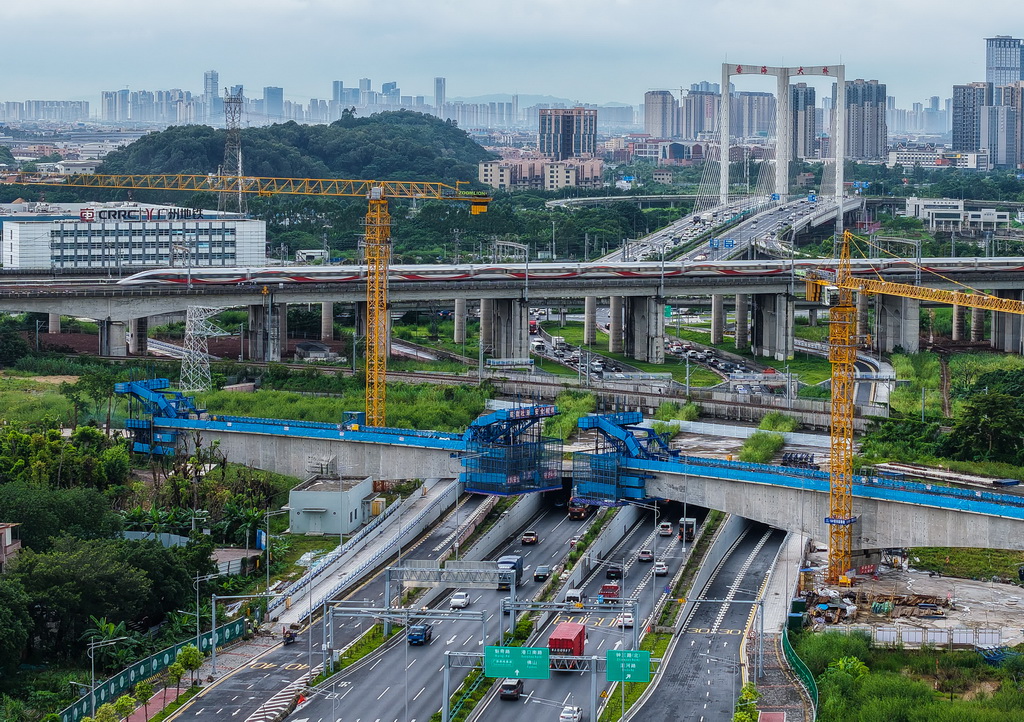 8月25日，施工人員在廣南聯絡線跨動走線特大橋進行連續梁施工（無人機照片）。