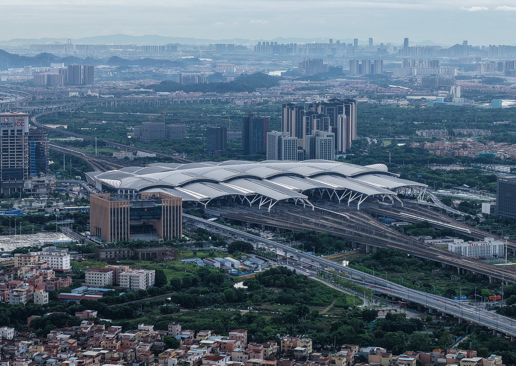 這是8月25日拍攝的廣州南站（無人機照片）。廣南聯絡線將從廣州南站導出，一站直達位于中心城區的廣州站。