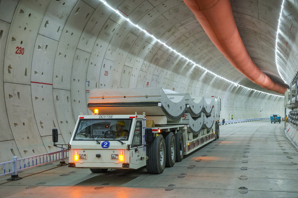 8月25日，管片運輸車行駛在廣南聯絡線西塱3號隧道。
