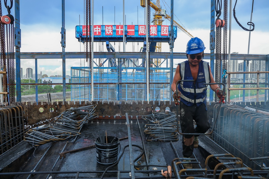 8月25日，施工人員在廣南聯絡線跨動走線特大橋進行連續梁施工。