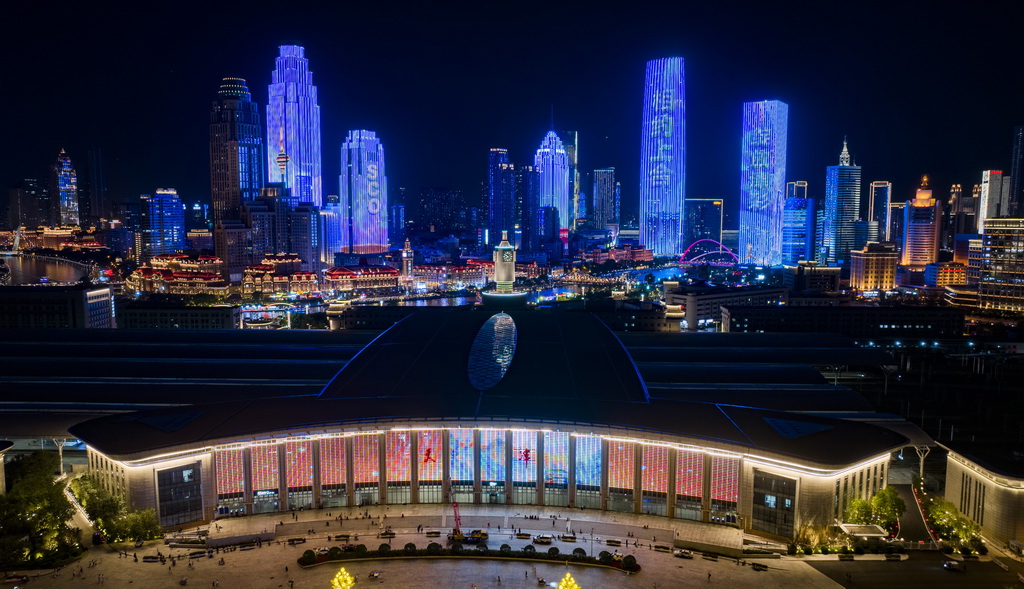 這是8月22日在天津站后廣場拍攝的天津海河沿岸夜景（無人機照片）。新華社記者 趙子碩 攝