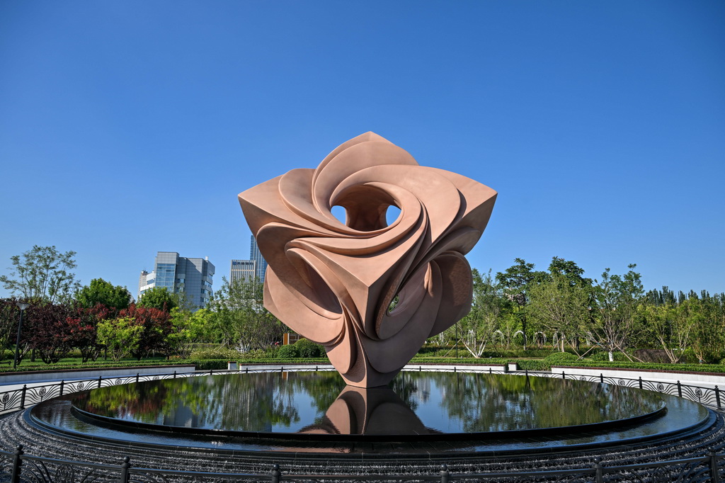 這是8月25日在天津市河西區一街角公園拍攝的“友誼之花”雕塑。新華社記者 孫凡越 攝