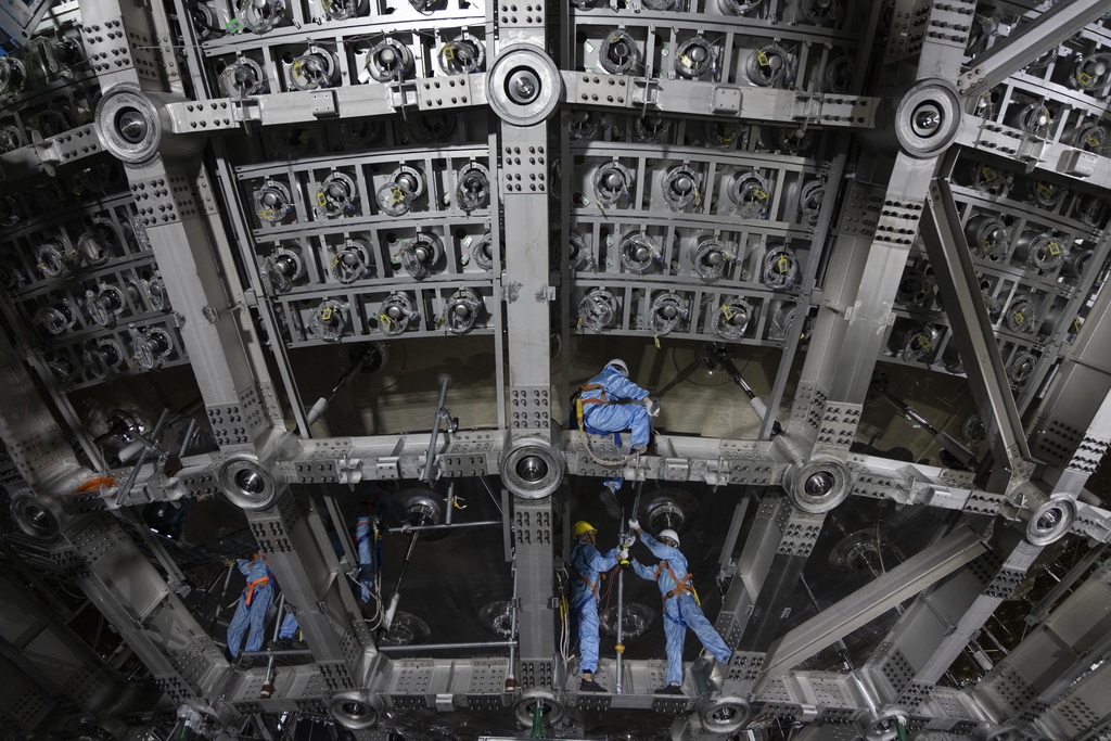 工人在江門中微子實驗中心探測器不銹鋼網架上施工（2024年10月10日攝）。新華社記者 金立旺 攝