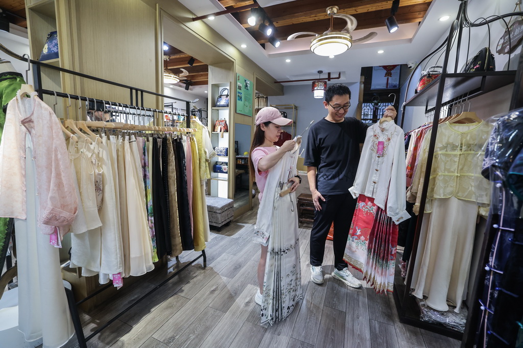 8月26日，游客在嘉興市南湖區月河歷史街區的一家店里挑選傳統服飾。