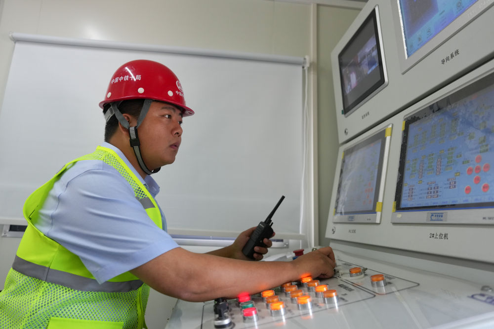 8月26日，中鐵十局技術人員在杭州地鐵18號線華家池站停車線頂管機“凱旋號”操作室遠程操控設備。