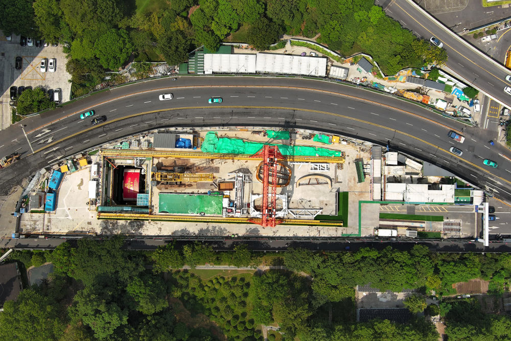 8月26日無人機拍攝的杭州地鐵18號線華家池站停車線頂管機“凱旋號”始發現場。