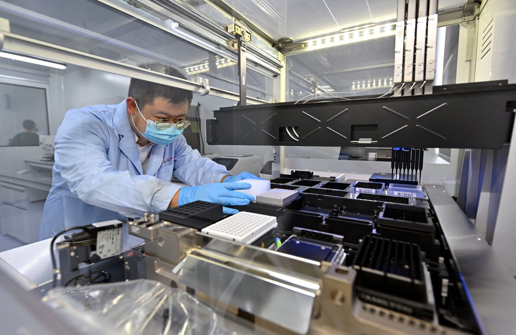 8月27日，三亞崖州灣科技城月亮島綜合實驗室的工作人員在操作自動化液體處理工作站。?？诤ｊP實驗室總面積5.6萬平方米，主要分布在?？?、三亞，共有8棟實驗室大樓。三亞崖州灣科技城月亮島綜合實驗室是其中之一。