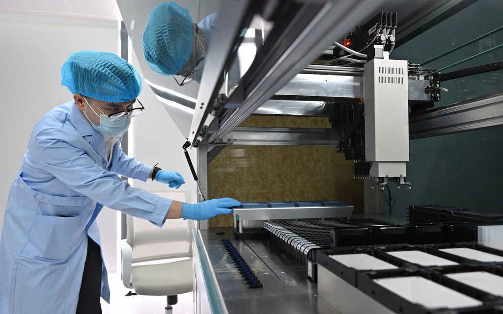 8月27日，三亞崖州灣科技城月亮島綜合實驗室的工作人員在檢查全自動酶免工作站。?？诤ｊP實驗室總面積5.6萬平方米，主要分布在?？?、三亞，共有8棟實驗室大樓。三亞崖州灣科技城月亮島綜合實驗室是其中之一。