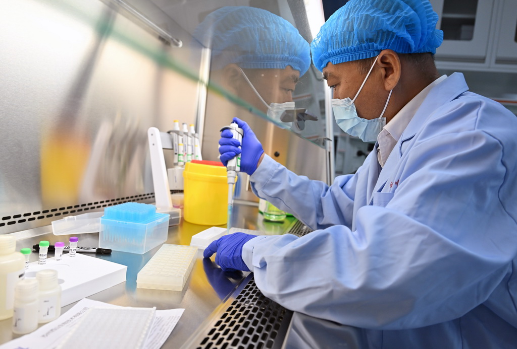 8月27日，三亞崖州灣科技城月亮島綜合實驗室的工作人員在做檢測。?？诤ｊP實驗室總面積5.6萬平方米，主要分布在?？?、三亞，共有8棟實驗室大樓。三亞崖州灣科技城月亮島綜合實驗室是其中之一。