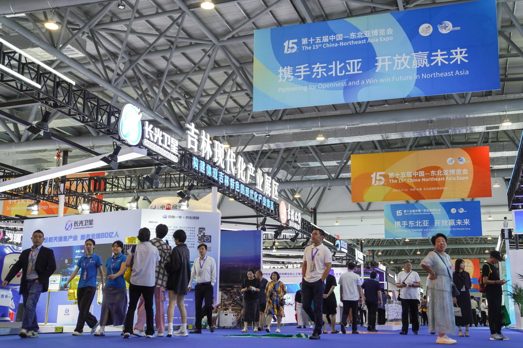 8月27日，參觀者在第十五屆中國－東北亞博覽會吉林現代化產業展區參觀。新華社記者 許暢 攝