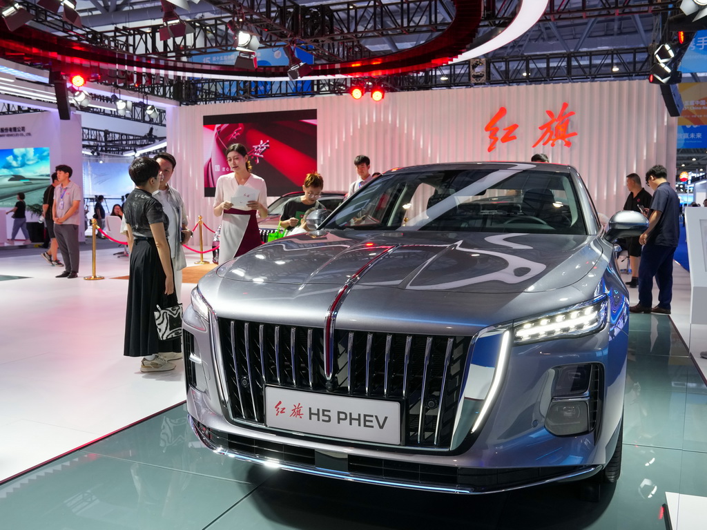 8月27日，人們在第十五屆中國－東北亞博覽會紅旗汽車展臺參觀。新華社記者 張楠 攝